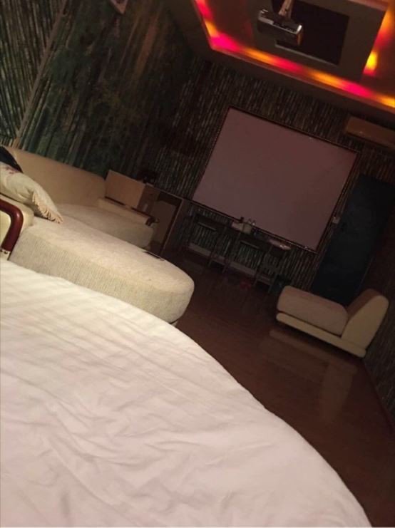 女友出遊甜發「房間照」網友眼尖發現超大亮點：「愛是一道光如此美妙～」