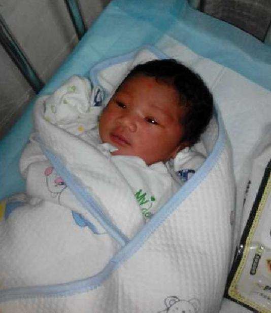 想生混血寶寶她嫁給黑人當老婆　孩子出生後竟崩潰嫌醜...網譏：發現生產沒％％％痛？