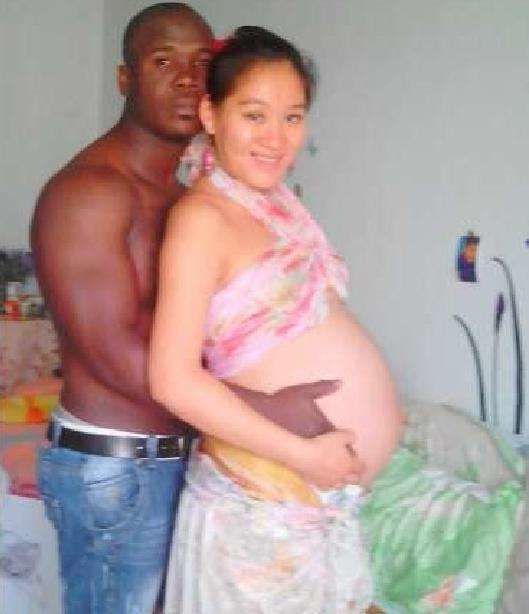 想生混血寶寶她嫁給黑人當老婆　孩子出生後竟崩潰嫌醜...網譏：發現生產沒％％％痛？