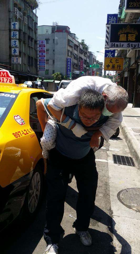 運將連續7年「背長者上下樓看病」　集團董事長也認識他　深夜PO文分享他的故事