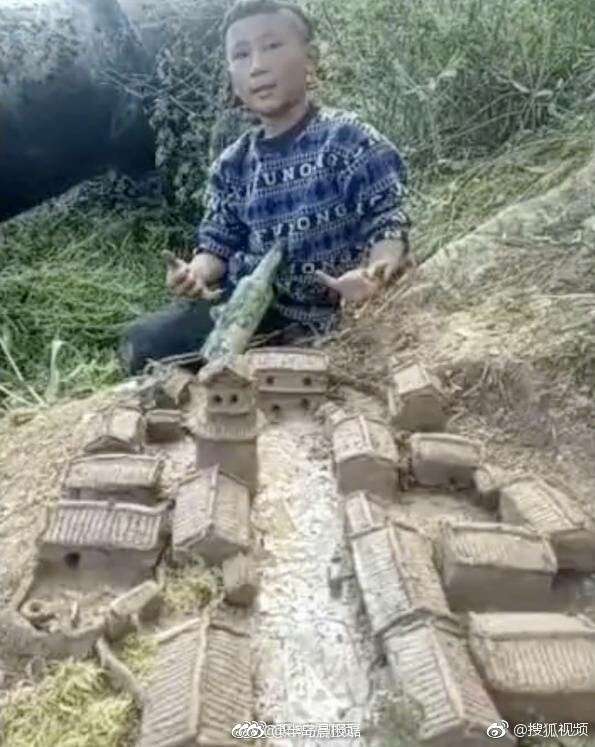 神一般的「玩泥巴」！　爸媽跟著8歲兒子去後山　驚見「一座城市」嚇傻