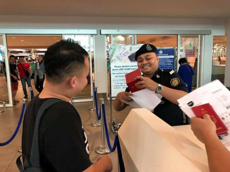 損友竟然來這招！　男子拿「特大登機證」上機　空姐一看到都快笑暈了