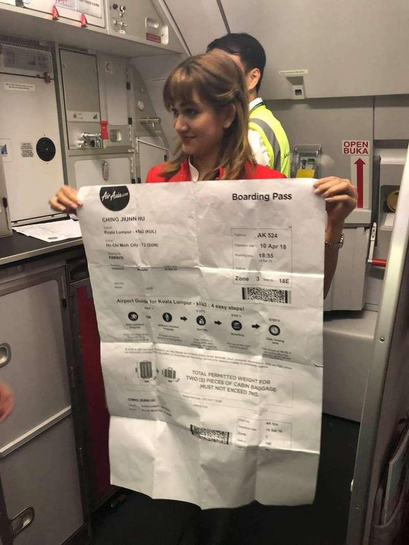 損友竟然來這招！　男子拿「特大登機證」上機　空姐一看到都快笑暈了
