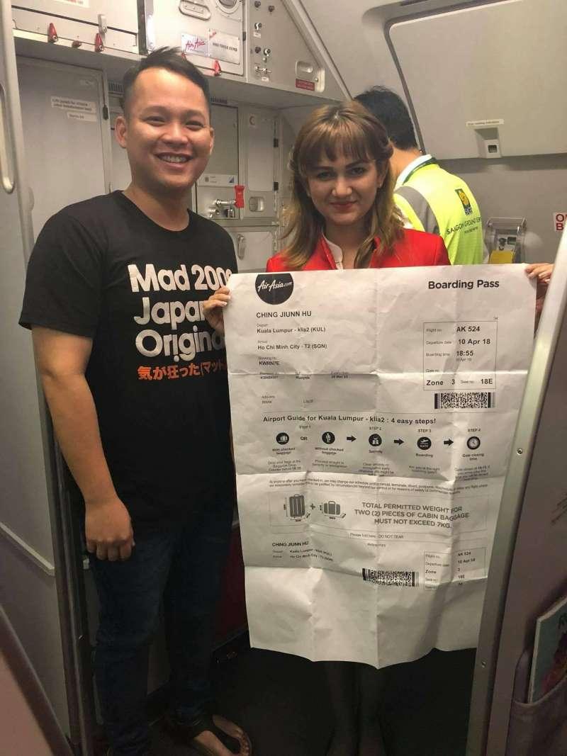 損友竟然來這招！　男子拿「特大登機證」上機　空姐一看到都快笑暈了