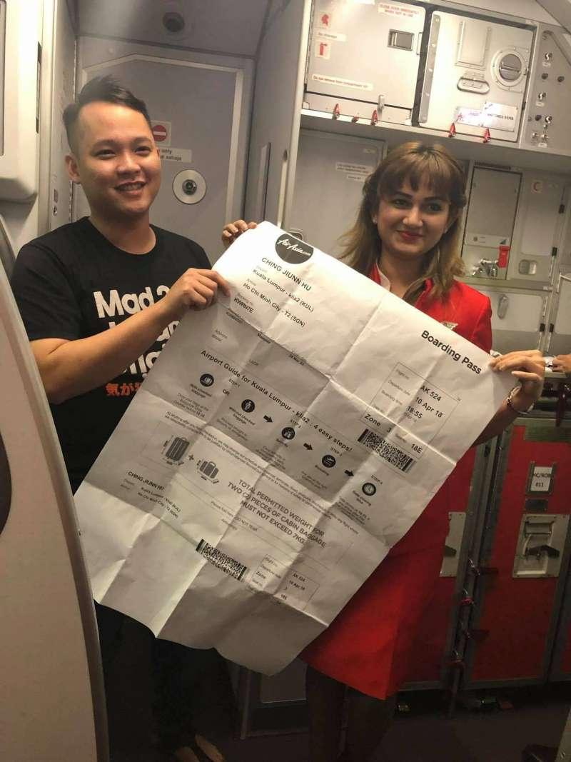 損友竟然來這招！　男子拿「特大登機證」上機　空姐一看到都快笑暈了