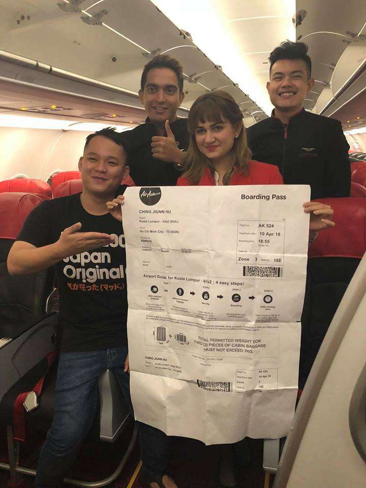 損友竟然來這招！　男子拿「特大登機證」上機　空姐一看到都快笑暈了