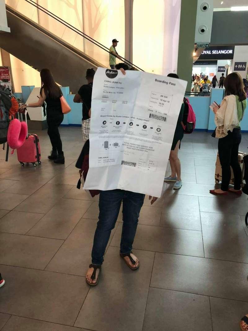 損友竟然來這招！　男子拿「特大登機證」上機　空姐一看到都快笑暈了