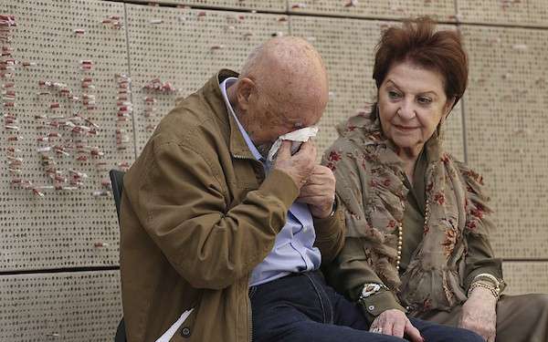 一別76年！　以為兒時玩伴「死在集中營」　老先生老奶奶重逢時爆哭