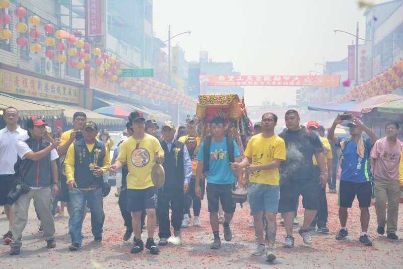 媽祖救了媽媽！　孝子繞半個台灣還願　「背媽祖17天走600公裡」