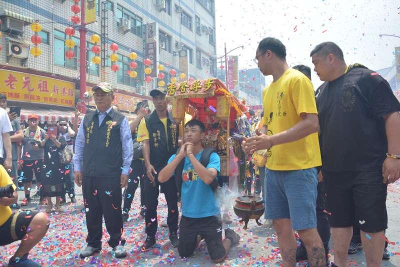 媽祖救了媽媽！　孝子繞半個台灣還願　「背媽祖17天走600公裡」