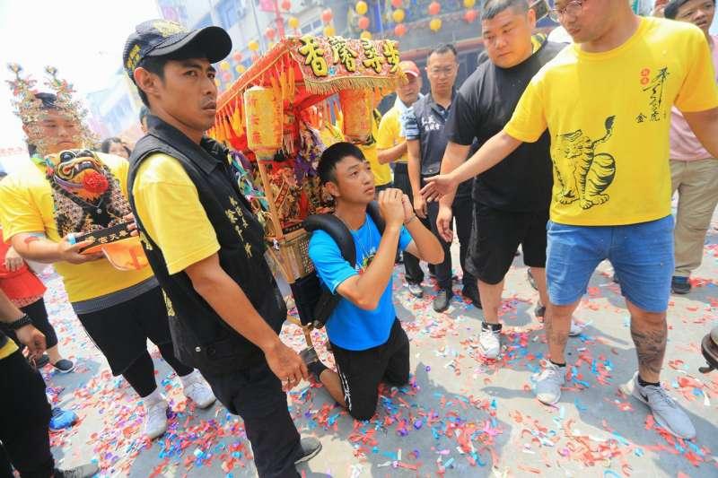 媽祖救了媽媽！　孝子繞半個台灣還願　「背媽祖17天走600公裡」