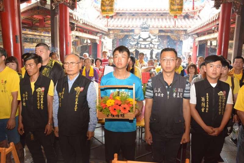 媽祖救了媽媽！　孝子繞半個台灣還願　「背媽祖17天走600公裡」