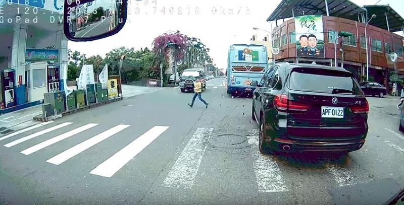 男童尿急過馬路「被撞飛360度重摔」！但下一秒「大人下車後的舉動」讓家長氣炸！