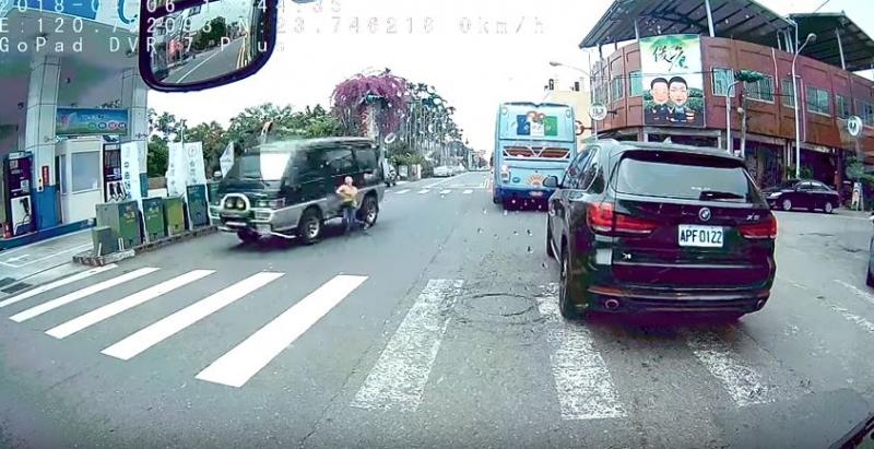 男童尿急過馬路「被撞飛360度重摔」！但下一秒「大人下車後的舉動」讓家長氣炸！