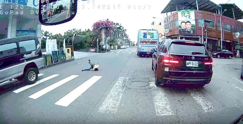 男童尿急過馬路「被撞飛360度重摔」！但下一秒「大人下車後的舉動」讓家長氣炸！