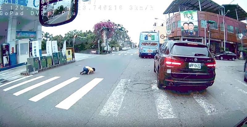 男童尿急過馬路「被撞飛360度重摔」！但下一秒「大人下車後的舉動」讓家長氣炸！