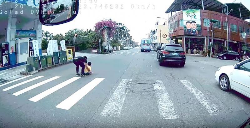 男童尿急過馬路「被撞飛360度重摔」！但下一秒「大人下車後的舉動」讓家長氣炸！