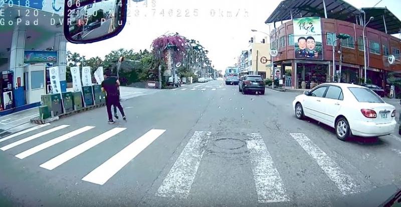 男童尿急過馬路「被撞飛360度重摔」！但下一秒「大人下車後的舉動」讓家長氣炸！