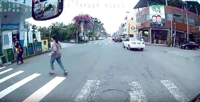 男童尿急過馬路「被撞飛360度重摔」！但下一秒「大人下車後的舉動」讓家長氣炸！