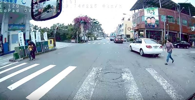 男童尿急過馬路「被撞飛360度重摔」！但下一秒「大人下車後的舉動」讓家長氣炸！