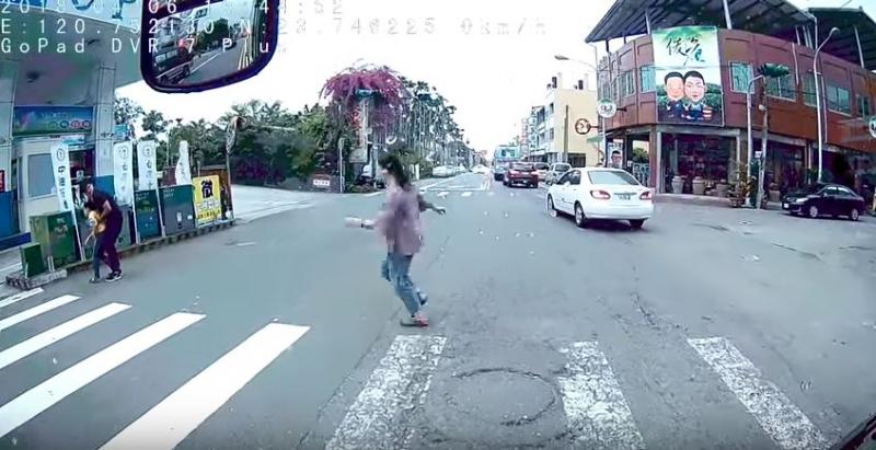 男童尿急過馬路「被撞飛360度重摔」！但下一秒「大人下車後的舉動」讓家長氣炸！