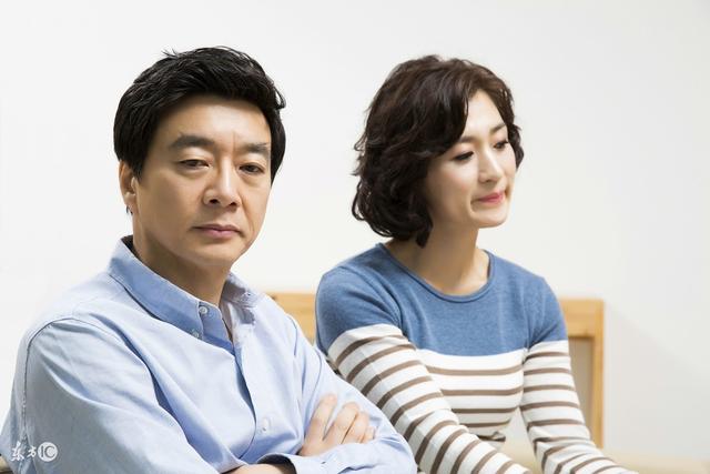 父親打包剩飯被親家一家人嘲笑，結帳時經理的「一句話」嚇壞了親家母臉色蒼白！