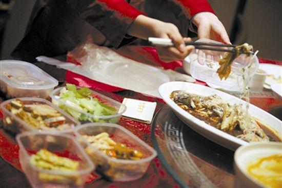 父親打包剩飯被親家一家人嘲笑，結帳時經理的「一句話」嚇壞了親家母臉色蒼白！