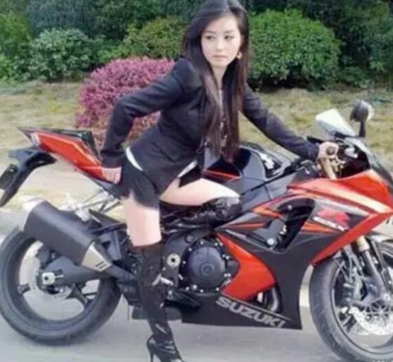天氣轉熱，女騎士們都開始上街了，但這樣的女騎士還是第一次見！心都要跟著去了！
