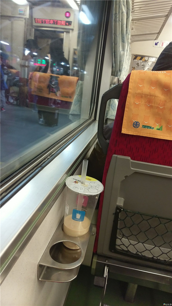 她搭火車亂喝到隔壁的珍奶，PO出了Line對話截圖，讓網友直呼「在一起吧」！