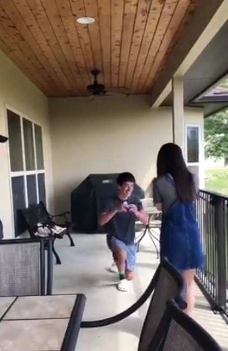 《看著女兒被求婚的老爸》大家都聽到他心碎的聲音...