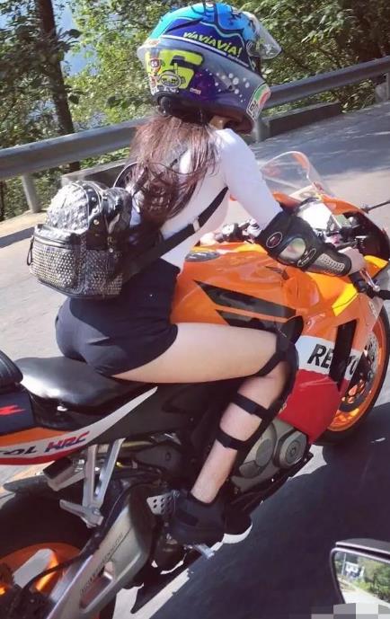 天氣轉暖，女騎士們都開始上街了，但這樣的女騎士還是第一次見！