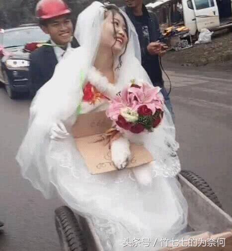天氣轉暖，女騎士們都開始上街了，但這樣的女騎士還是第一次見！