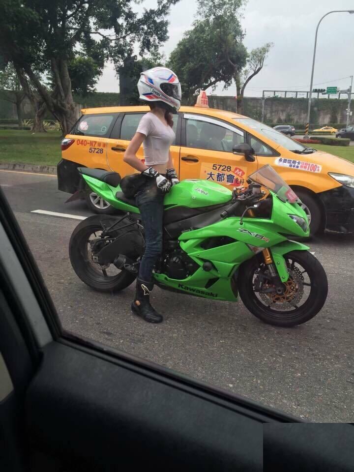 天氣轉暖，女騎士們都開始上街了，但這樣的女騎士還是第一次見！
