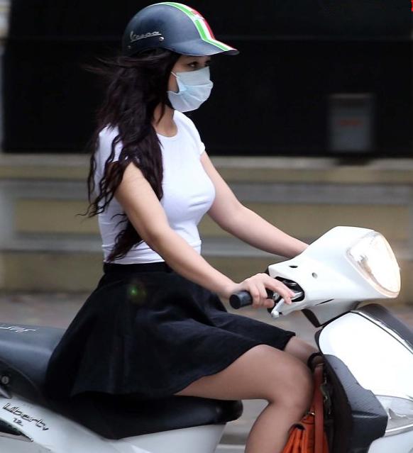 天氣轉暖，女騎士們都開始上街了，但這樣的女騎士還是第一次見！