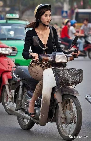 天氣轉暖，女騎士們都開始上街了，但這樣的女騎士還是第一次見！