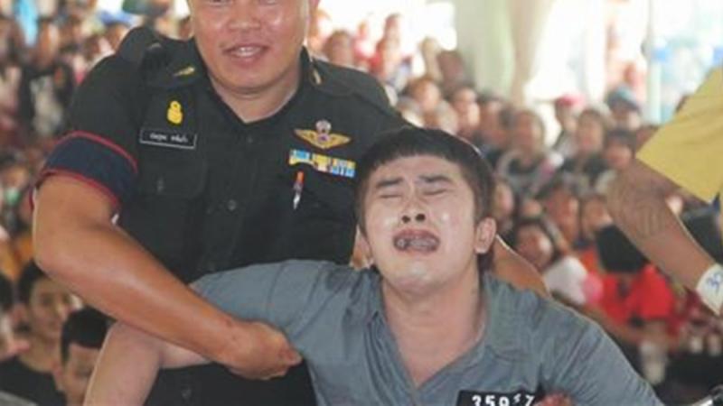 美妝男「抽中紅色兵簽」當場崩潰腿軟！他站起來「下一秒失控舉動」讓86萬網友笑翻！