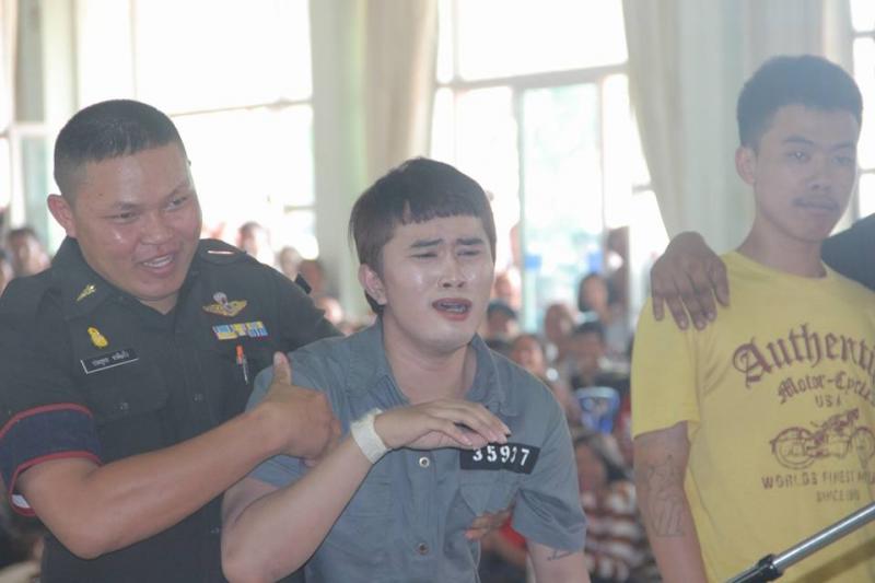 美妝男「抽中紅色兵簽」當場崩潰腿軟！他站起來「下一秒失控舉動」讓86萬網友笑翻！