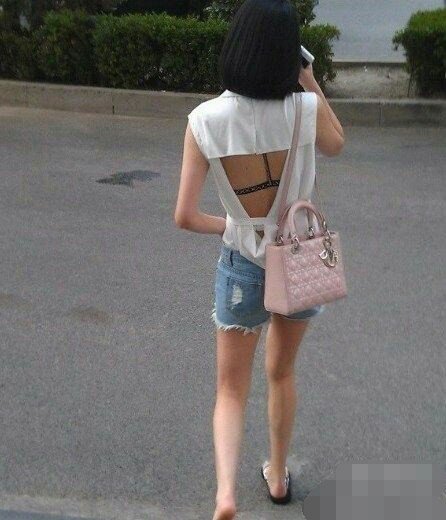 美女，你這自拍照片，信息量有點大啊！看得我都不知道怎麼幫你圓場！好好愛惜身體吧！