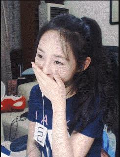 美女，你這自拍照片，信息量有點大啊！看得我都不知道怎麼幫你圓場！好好愛惜身體吧！