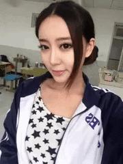 美女，你這自拍照片，信息量有點大啊！看得我都不知道怎麼幫你圓場！好好愛惜身體吧！