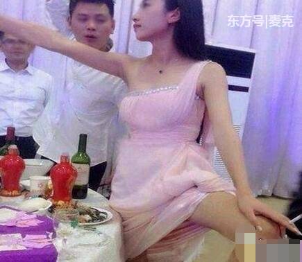 美女，你這自拍照片，信息量有點大啊！看得我都不知道怎麼幫你圓場！好好愛惜身體吧！