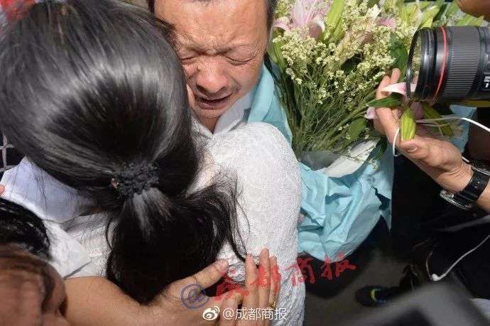 孩子失蹤「父親改當司機」盼有天載到女兒！堅持24年「愛女終於出現」卻...上天捉弄人！