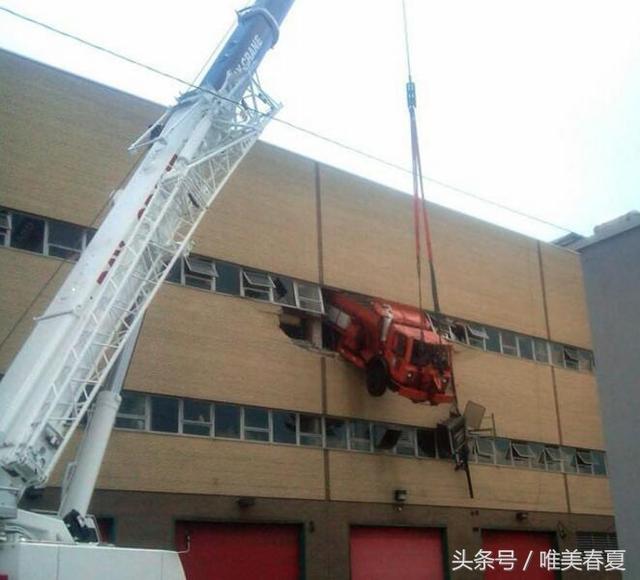 男子停車去買水，回來後看到車上的場景，報案後警察都傻了！