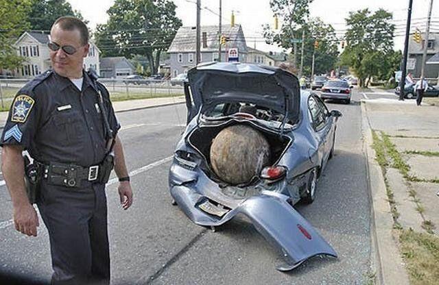 男子停車去買水，回來後看到車上的場景，報案後警察都傻了！