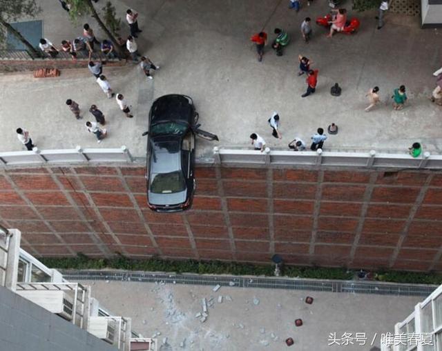 男子停車去買水，回來後看到車上的場景，報案後警察都傻了！