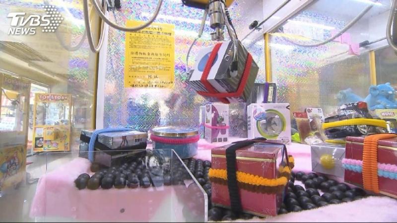 超佛心老闆！？他夾娃娃打開驚見「4.5萬現金」樂歪！但「他接下來的行為」才惹哭所有人！