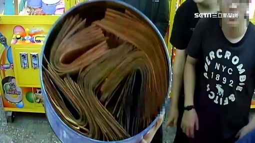 超佛心老闆！？他夾娃娃打開驚見「4.5萬現金」樂歪！但「他接下來的行為」才惹哭所有人！