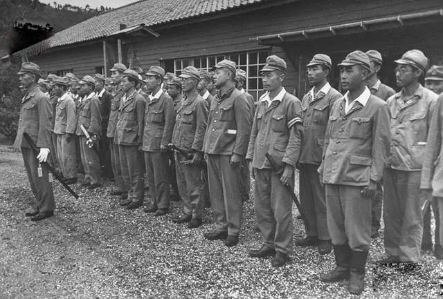 中國軍人繳獲1把刀帶回台灣後，日本人慌了，竟想用天價買回，刀柄上的文字暴露了可怕真相！