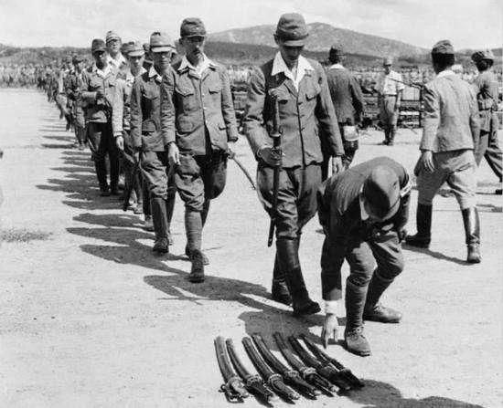 中國軍人繳獲1把刀帶回台灣後，日本人慌了，竟想用天價買回，刀柄上的文字暴露了可怕真相！