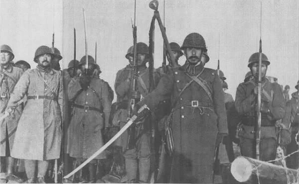中國軍人繳獲1把刀帶回台灣後，日本人慌了，竟想用天價買回，刀柄上的文字暴露了可怕真相！